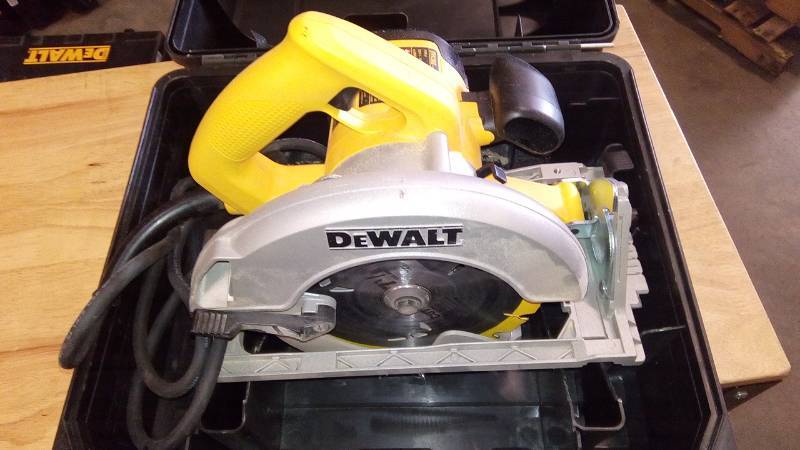 lot 3891 image: DEWALT 15-Amp 7-14-in Corded Circular Saw