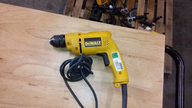 lot 3898 image: 6.7 Amp 38 in. Variable Speed Reversing Drill with Keyless Chuck