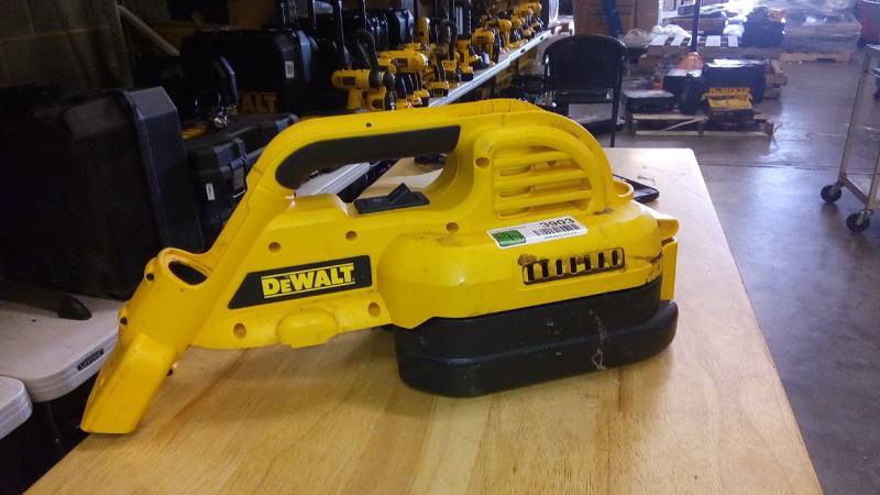 lot 3903 image: DeWALT DC515K WetDry Cleaner