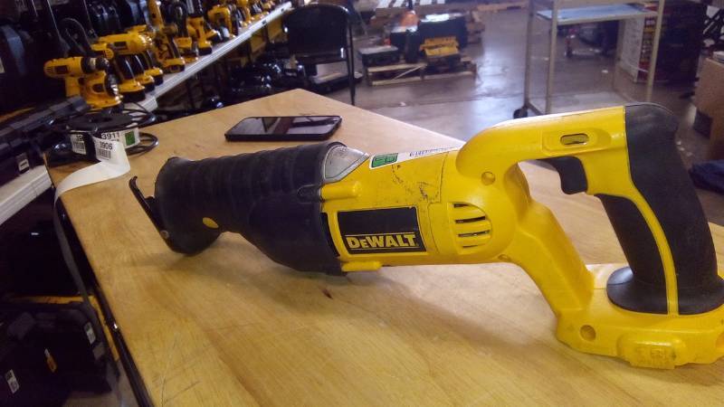 lot 3905 image: DeWalt 1-18 in. Cordless Reciprocating Saw 18 volt 3000 spm
