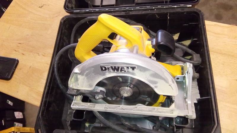 lot 3909 image: DEWALT DW368 Heavy Duty 7-14-Inch Lightweight Circular Saw