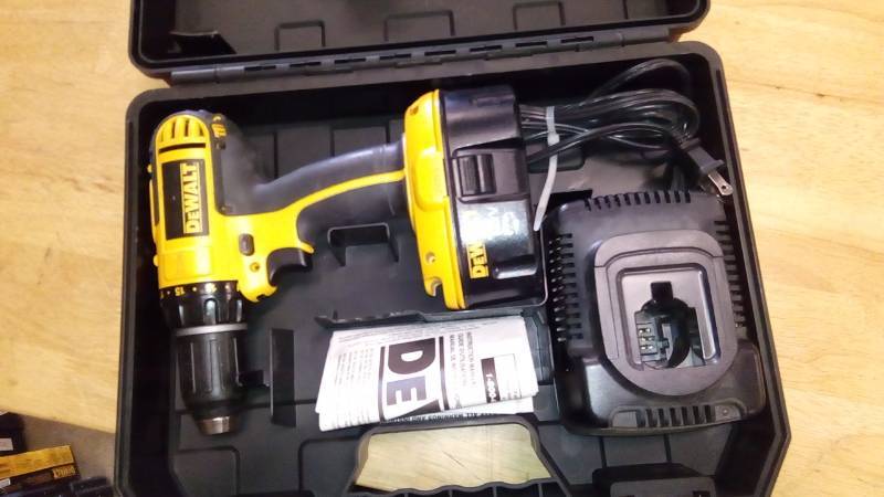 lot 3910 image: DeWalt DC720 18-Volt Cordless 12-Inch DrillDriver