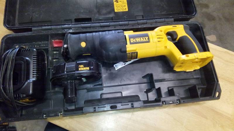 lot 3912 image: 18-Volt NiCd Cordless Reciprocating Saw Kit with Battery 2.4Ah, Charger and Case