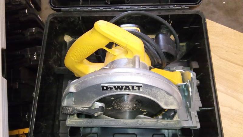 lot 3914 image: DEWALT DW368 Heavy Duty 7-14-Inch Lightweight Circular Saw