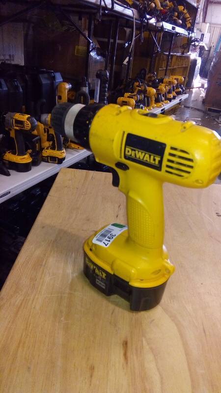 lot 3917 image: DeWalt DW928 14.4V 38 Cordless DrillDriver