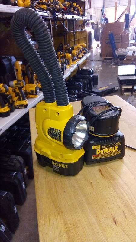 lot 3918 image: 18V CORDLESS FLEXIBLE FLOODLIGHT