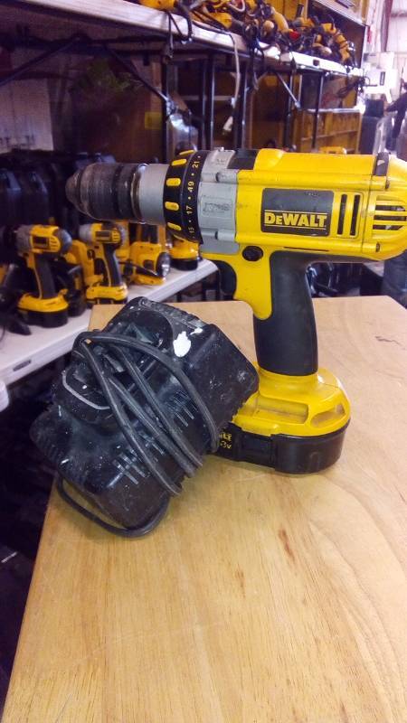 lot 3921 image: DeWALT DC920 18V 12 Cordless DrillDriver
