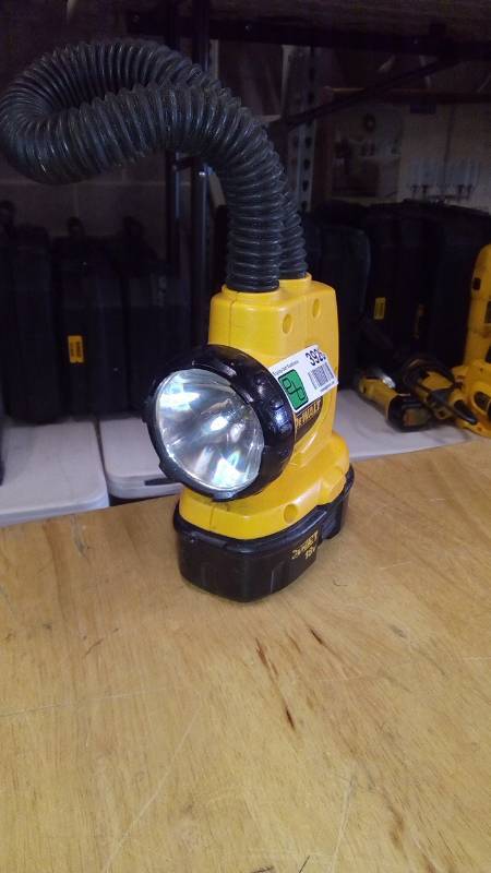 lot 3926 image: DEWALT DW919 18-Volt Flexible Floodlight