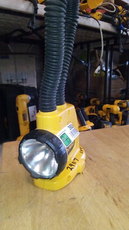 lot 3929 image: Dewalt DW919 18V CORDLESS FLEXIBLE FLOODLIGHT