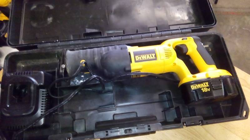 lot 3932 image: 18-Volt NiCd Cordless Reciprocating Saw