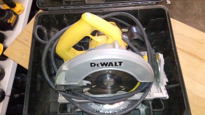 lot 3936 image: DEWALT 15-Amp 7-14-in Corded Circular Saw