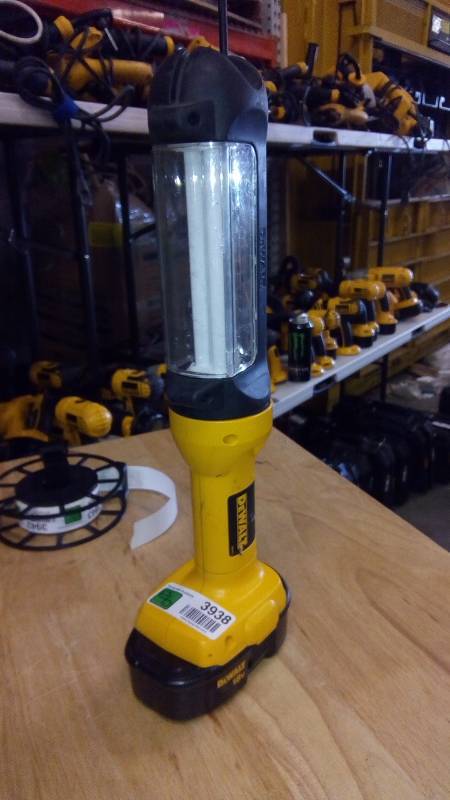 lot 3938 image: DEWALT DC527 18-Volt Fluorescent Area Light