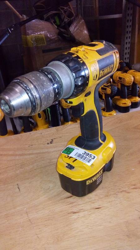 lot 3953 image: 18-Volt NiCd Cordless 12 in. Compact Hammer Drill