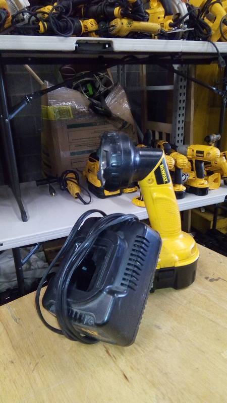 lot 3960 image: DEWALT 18V Pivoting Head Flashlight - DW908