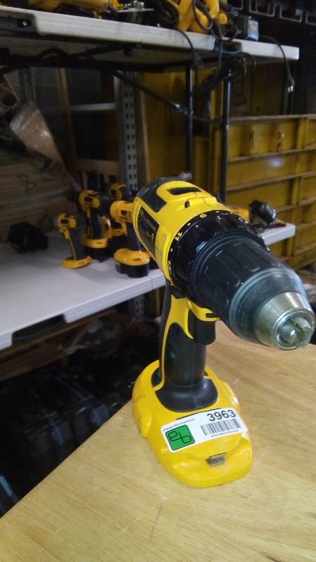 lot 3963 image: DEWALT DC720KA Cordless 18-Volt Compact DrillDriver