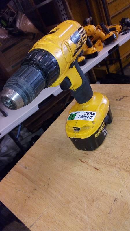 lot 3964 image: Dewalt DC759 18-volt 12-inch Cordless DrillDriver