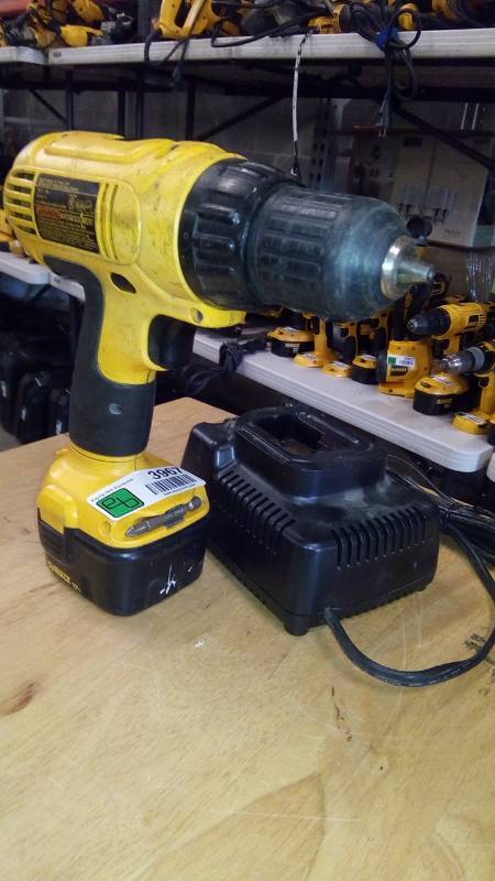 lot 3967 image: DeWALT DC727 12 V 38 Cordless DrillDriver