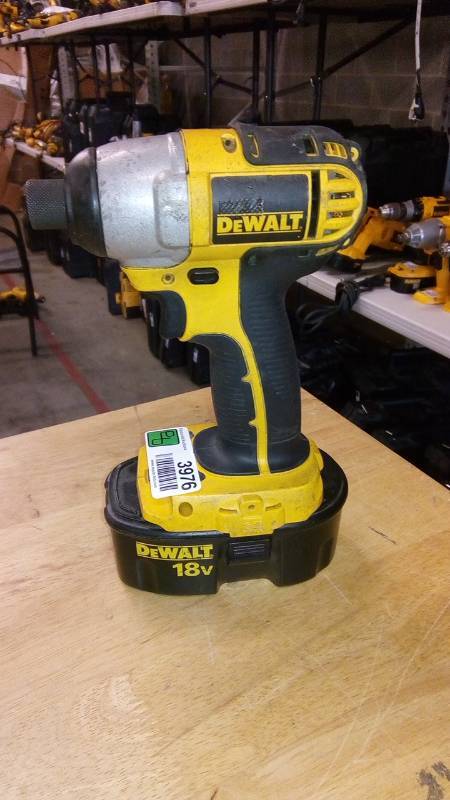 lot 3976 image: DEWALT DC825KA 18-Volt Compact Impact Driver