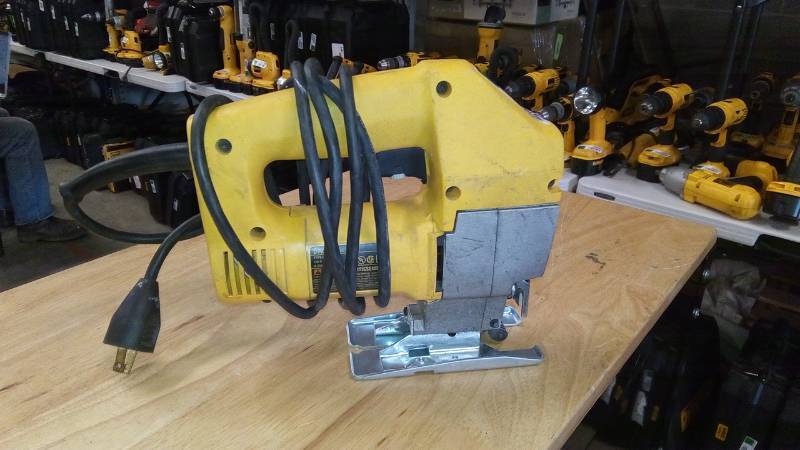 lot 3982 image: DEWALT 5.5-Amp Keyless U Shank Variable Speed Corded Jigsaw
