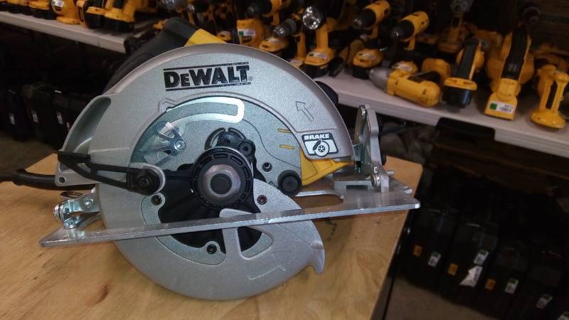 lot 3983 image: DEWALT 7-14-in 15-Amp Corded Circular Saw with Brake and Aluminum Shoe