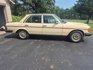 lot 1 image: 1977 Mercedes-Benz 240D Diesel 4-Door Sedan