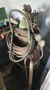 lot 7055 image: Welding Torch Cart with Gas Cylinder and Hose Assembly