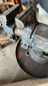lot 7070 image: Bench Vise with Swivel Base