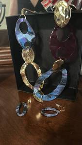 lot 60059 image: Fashion Jewelry Lot Earrings and Pendants with Display Stand