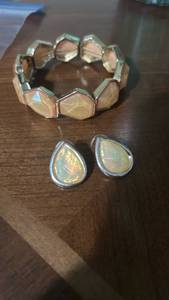 lot 60076 image: Beaded Bracelet and Teardrop Earrings Set with Faceted Stones