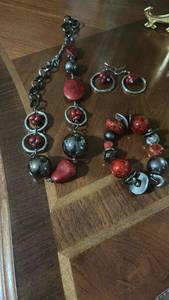 lot 60089 image: Beaded Jewelry Set Bracelet Earrings Red Black Spheres