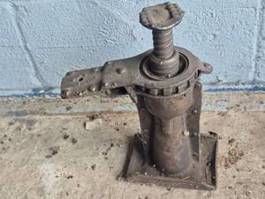 lot 37 image: Used Vehicle Jack Assembly with Threaded Screw Lift Mechanism