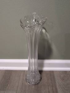 lot 3608 image: Clear Glass Flower Vase with Ruffled Rim - 15 Inches&nbsp