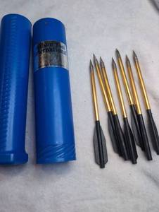 lot 4516 image: 7 Broadhead Hunting Arrows with Blue Quiver Storage Tube
