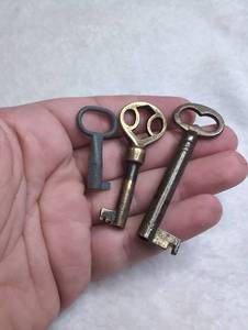 lot 5502 image: Lot of 3 Skeleton Keys with Oval Bow Handles