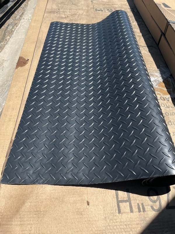 lot 335 image: 3 x 5 Black Diamond Plate Garage Workshop Floor Mat