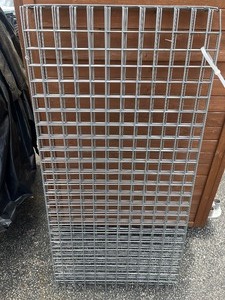 lot 354 image: Bundle 4 Pieces 2 x 4 Wire Panel Rack