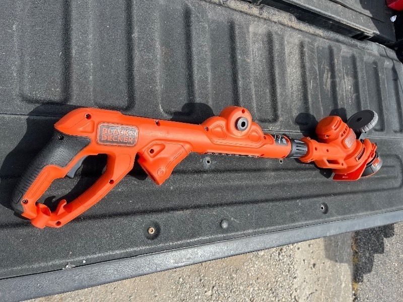 lot 62 image: BlackDecker 14 in. 6.5 Amp Corded Electric Single Line 2-In-1 String Trimmer & Lawn Edger with Automatic Feed - No Handle & Cover, easily replaced