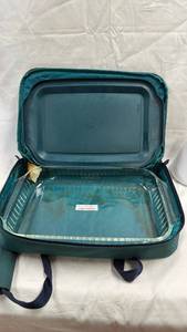 lot 21 image: Pyrex Portables Insulated Baking Dish Carrier w Baking Dish