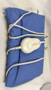 lot 26 image: Sunbeam Heating Pad with Auto-Off Blue Fabric
