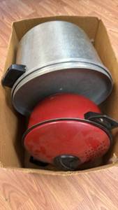 lot 78 image: Lot of 2 Pots w Lids