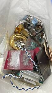 lot 138 image: Lot of Assorted Jewelry