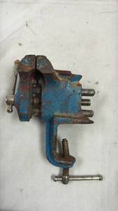 lot 154 image: Small Bench Vise Clamp - 3 Inch Jaw Opening