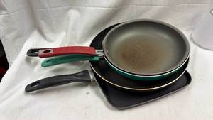 lot 221 image: Cookware Set of 4 Frying Pans