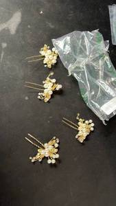 lot 10497 image: 4 Gold Tone Pearl Cluster Hair Pins