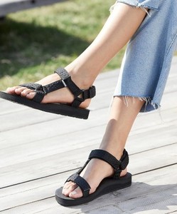 lot 2220 image: Black sandals size 40