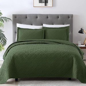 lot 9332 image: Fullqueen Green Quilt (stock photo may differ from stock photo)