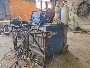 lot 4507 image: Miller Deltaweld 302, Wire Feeder and 2 Tanks