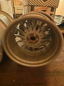 lot 4669 image: Road Force Luxury Alluminum Alloy Wheels with Tire Pressure Monitor Sensors - Set of 4