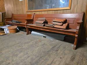 lot 14092 image: Pew Bench