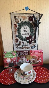 lot 2000 image: Christmas Kitchen and Decor Bundle